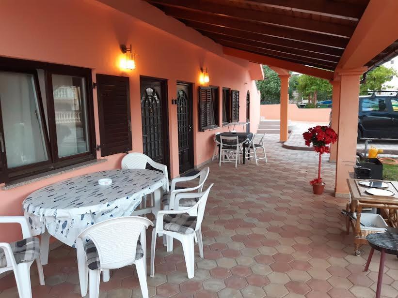 Apartmani Delas Pjescana Uvala Exterior photo